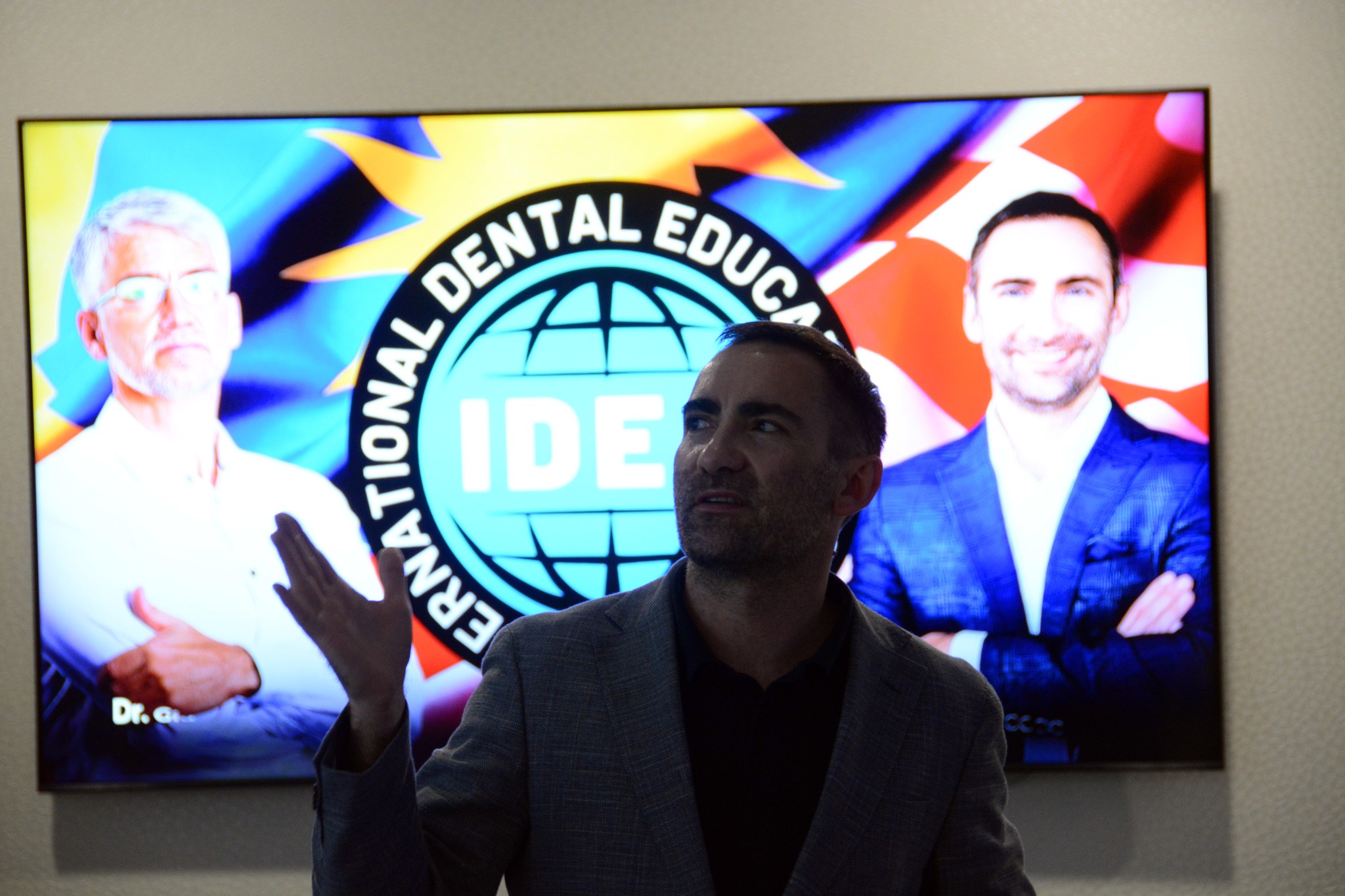 Dr Paweł Szuba-Paszkiewicz during IDEA training. In the background, the TV with the name of the course and two main lecturers (Dr Paweł Szuba-Paszkiewicz & Dr Giuliano Fragola) is visible.