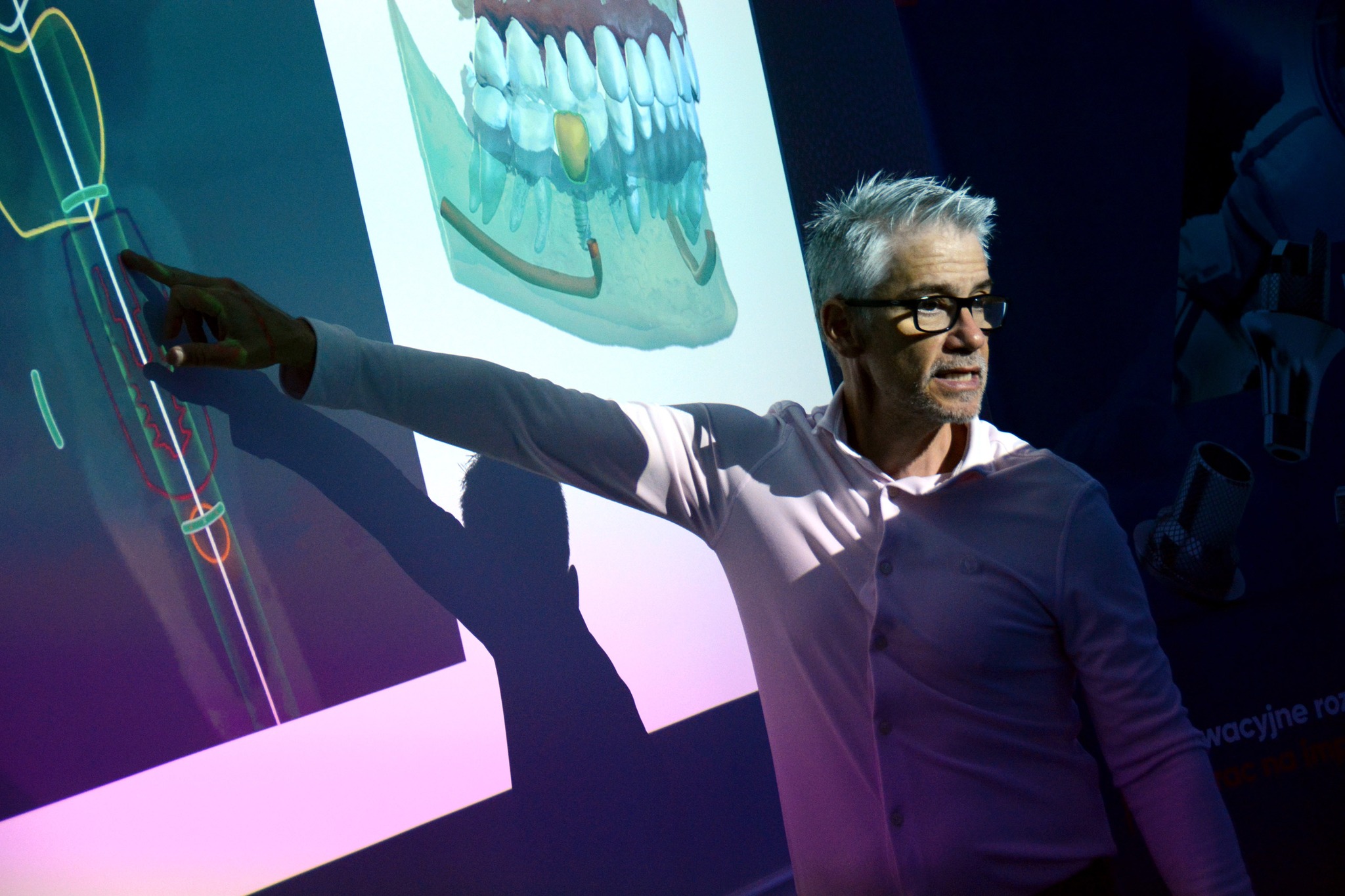 Dr Giuliano Fragola explains some digital dentistry issues during IDEA training